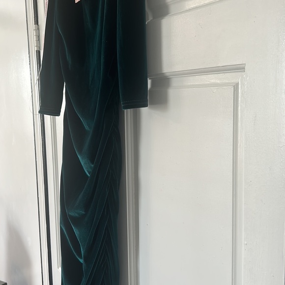 missguided green velvet off the shoulder dress NWT - Picture 6 of 8